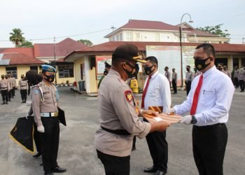 Kapolres Pematangsiantar Serahkan Piagam Penghargaan Kepada Personil Yang Berprestasi