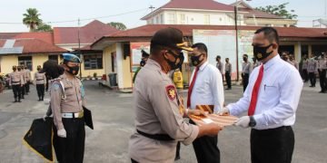 Kapolres Pematangsiantar Serahkan Piagam Penghargaan Kepada Personil Yang Berprestasi