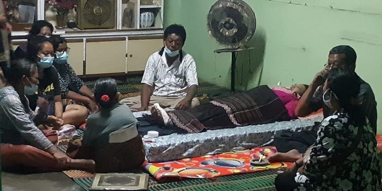 Gadis Tua Nekat Akhiri Hidupnya Dengan Tali Plastik