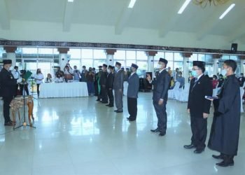 Bupati Dairi Lantik Direksi PD Pasar dan Dewan Pengawas PDAM Tirta Nciho