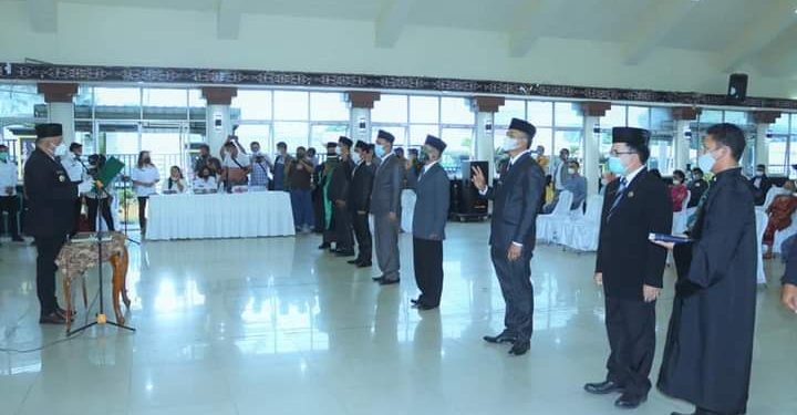 Bupati Dairi Lantik Direksi PD Pasar dan Dewan Pengawas PDAM Tirta Nciho