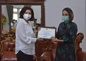 Ketua Dekranasda Kabupaten Dairi Serahkan Piagam Penghargaan Lomba Masker