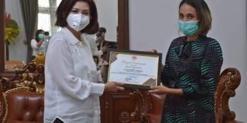 Ketua Dekranasda Kabupaten Dairi Serahkan Piagam Penghargaan Lomba Masker