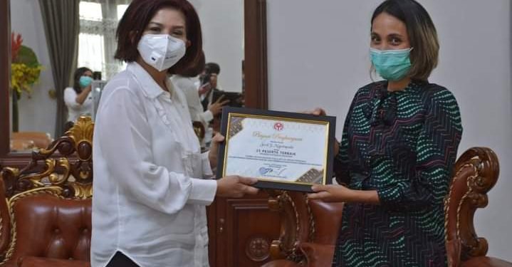 Ketua Dekranasda Kabupaten Dairi Serahkan Piagam Penghargaan Lomba Masker