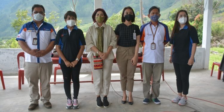 Ketua Dekranasda Dairi Tinjau Petenun Silahisabungan