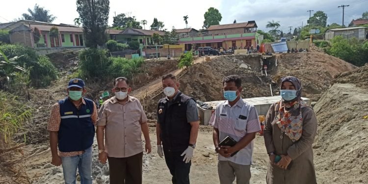 Bupati Dairi Bersama Ketua DPRD Sumut Tinjau Pengerjaan Jalan Longsor di Desa Sitinjo