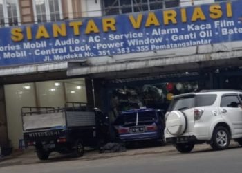 Tak Indahkan Himbauan Pemerintah , Bengkel Mobil Jalan Merdeka Tetap Beroperasi Menggunakan Trotoar