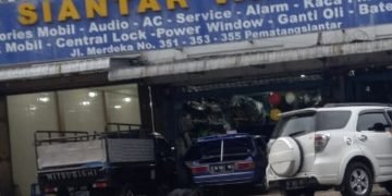 Tak Indahkan Himbauan Pemerintah , Bengkel Mobil Jalan Merdeka Tetap Beroperasi Menggunakan Trotoar