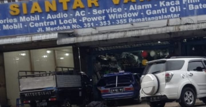 Tak Indahkan Himbauan Pemerintah , Bengkel Mobil Jalan Merdeka Tetap Beroperasi Menggunakan Trotoar
