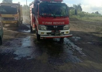 BPBD Kabupaten Dairi Lakukan Penyiraman Badan Jalan