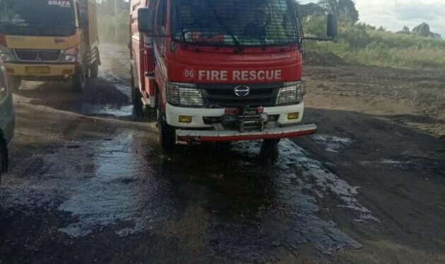 BPBD Kabupaten Dairi Lakukan Penyiraman Badan Jalan