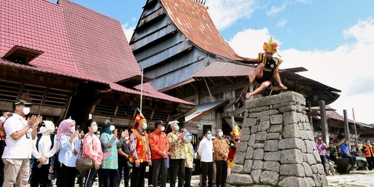 Menko PMK: Semoga Dalam Waktu Yang Tidak Lama, Bawomataluo Akan Masuk Warisan Dunia UNESCO