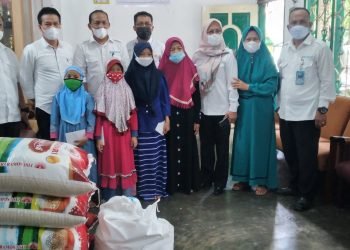 Dirut PDAM Tirtauli Serahkan Bantuan Kepada Pengurus Masjid Al Munawwarah Dan Panti Asuhan Putri Aisyiyah