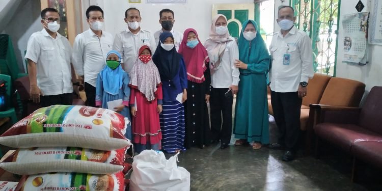 Dirut PDAM Tirtauli Serahkan Bantuan Kepada Pengurus Masjid Al Munawwarah Dan Panti Asuhan Putri Aisyiyah