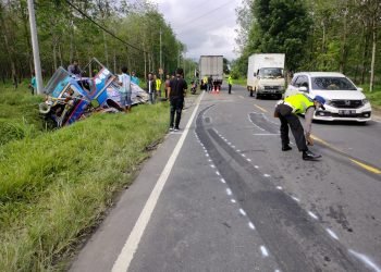 Mobil Rombongan Pelayat Asal Tanahjawa Tabrakan Dengan Tronton
