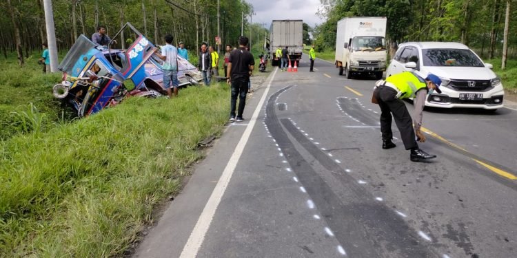 Mobil Rombongan Pelayat Asal Tanahjawa Tabrakan Dengan Tronton