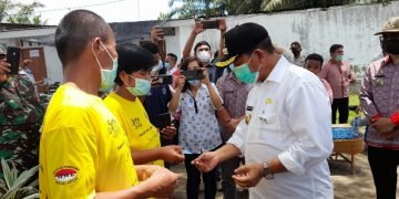 Serahkan e-KTP Secara Simbolis, Bupati Ingatkan Disdukcapil Kerja Dari Hati Dan Dilarang Melakukan Kutipan Apapun Dari Rakyat