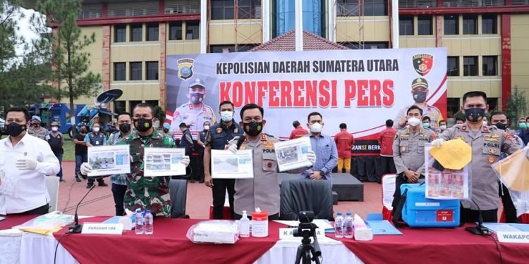 Polda Sumut menetapkan sebanyak 4 orang tersangka dalam kasus dugaan jual-beli vaksin Covid-19