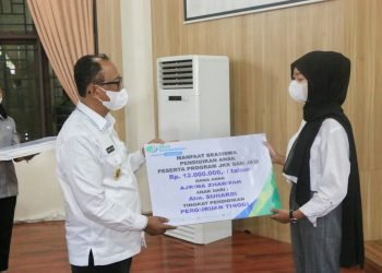 Wakil Bupati Simalungun Serahkan Manfaat Beasiswa Secara Simbolik Kepada Anak Ahli Waris Peserta BPJS Ketenagakerjaan