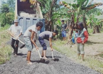 Masyarakat Kecamatan Dolok Panribuan Marharoan Bolon Perbaiki Jalan