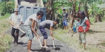 Masyarakat Kecamatan Dolok Panribuan Marharoan Bolon Perbaiki Jalan