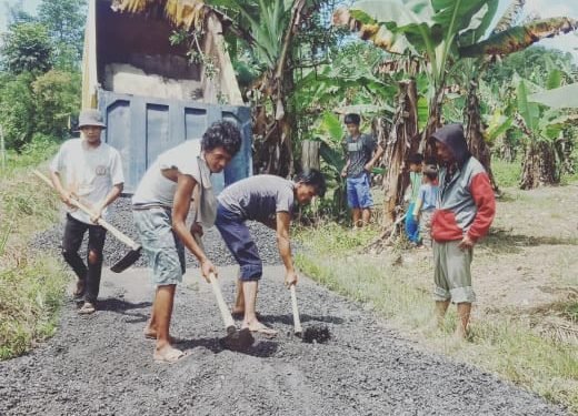 Masyarakat Kecamatan Dolok Panribuan Marharoan Bolon Perbaiki Jalan