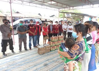 Korban Kebakaran di Kecamatan Huta Bayu Raja Terima Bantuan Sembako