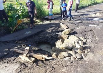 Jalan Propinsi Siantar – Raya Amblas dan Rusak Parah, Truck Sayur Terguling