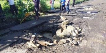 Jalan Propinsi Siantar – Raya Amblas dan Rusak Parah, Truck Sayur Terguling