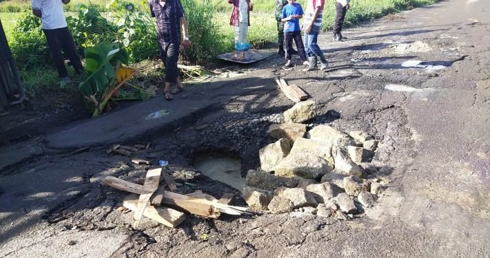 Jalan Propinsi Siantar – Raya Amblas dan Rusak Parah, Truck Sayur Terguling