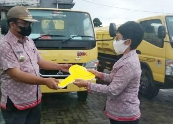Pemkab Simalungun Serahkan Sarana Pengelolaan Sampah ke Kecamatan