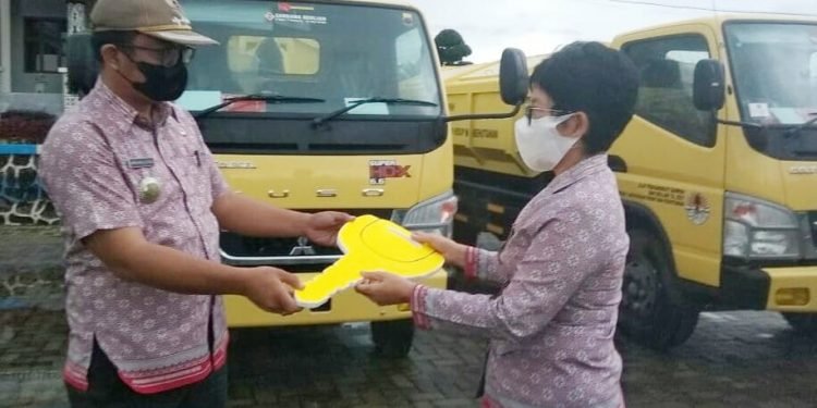 Pemkab Simalungun Serahkan Sarana Pengelolaan Sampah ke Kecamatan