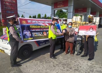 HUT Bhayangkari ke -75 di Jumat Barokah, Satlantas Polres Simalungun Bagi – bagi Helm, Hand Sanitizer, Masker dan Paket Sembako
