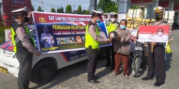 HUT Bhayangkari ke -75 di Jumat Barokah, Satlantas Polres Simalungun Bagi – bagi Helm, Hand Sanitizer, Masker dan Paket Sembako