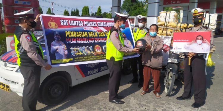 HUT Bhayangkari ke -75 di Jumat Barokah, Satlantas Polres Simalungun Bagi – bagi Helm, Hand Sanitizer, Masker dan Paket Sembako