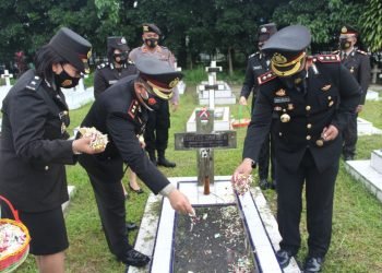 Peringati HUT Bhayangkara Ke 75, Polres Pematangsiantar – Simalungun Ziarah ke Taman Makam Pahlawan