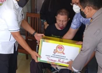 Sat Narkoba Polda Sumut Menyerahkan Tali Kasih Didampingi Kapolsek Medan Area