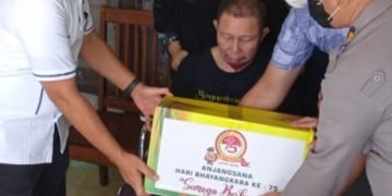 Sat Narkoba Polda Sumut Menyerahkan Tali Kasih Didampingi Kapolsek Medan Area