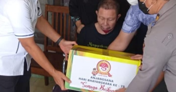 Sat Narkoba Polda Sumut Menyerahkan Tali Kasih Didampingi Kapolsek Medan Area