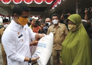 Walikota Siantar Serahkan Seraca Langsung BST kepada Keluarga Penerima Manfaat
