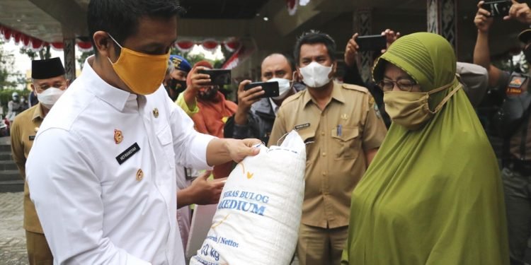 Walikota Siantar Serahkan Seraca Langsung BST kepada Keluarga Penerima Manfaat