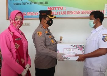 Kapolres Batu Bara bersama Bhayangkari & KSJ bagikan nasi kotak beserta Sembako ke RSUD Batu Bara
