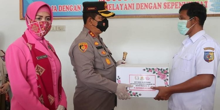 Kapolres Batu Bara bersama Bhayangkari & KSJ bagikan nasi kotak beserta Sembako ke RSUD Batu Bara