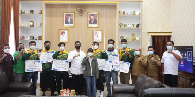 Walikota Pematangsiantar Berikan Tali Asih Kepada Atlet Siantar yang Berprestasi