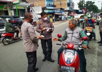 Kapolsek Medan Area Bagikan Masker, Sembari Menghimbau Masyarakat Agar Tetap Jaga Prokes