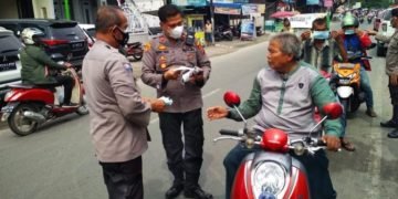Kapolsek Medan Area Bagikan Masker, Sembari Menghimbau Masyarakat Agar Tetap Jaga Prokes