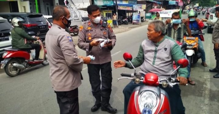 Kapolsek Medan Area Bagikan Masker, Sembari Menghimbau Masyarakat Agar Tetap Jaga Prokes