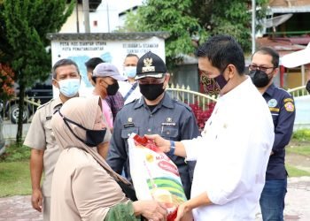 Walikota Pematangsiantar Hefriansyah Noor SE. MM Bagikan Beras dan Masker Kepada Masyarakat