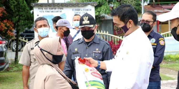 Walikota Pematangsiantar Hefriansyah Noor SE. MM Bagikan Beras dan Masker Kepada Masyarakat