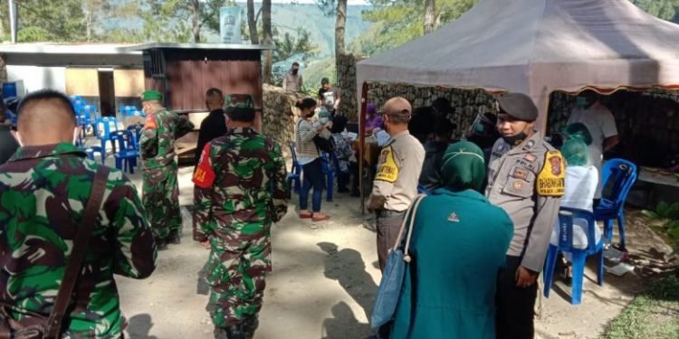 Polres Toba melakukan monitoring & pengamanan pelaksanaan Vaksin tahap II